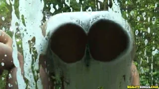 Leiani shows off her big booty